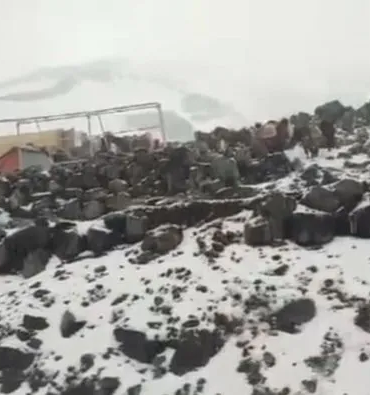 Ağrı dağı'nda kar mücadelesi: zorlu tırmanış başarıyla tamamlandı