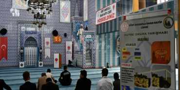 Hutbe yarışması: tutaklı İmam birinci oldu