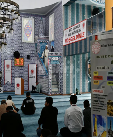 Hutbe yarışması: tutaklı İmam birinci oldu