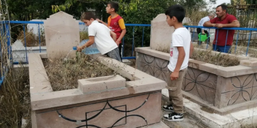 Ağrı mezarlık ziyaretleri: sıcak havada devam