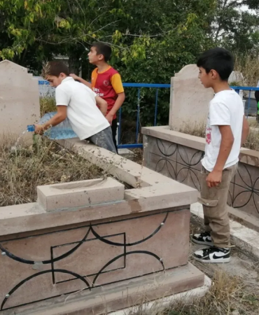 Ağrı mezarlık ziyaretleri: sıcak havada devam