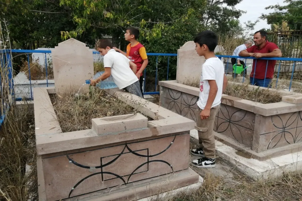 Ağrı Mezarlık Ziyaretleri: Sıcak Havada Devam