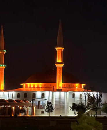 Ağrı İbrahim Çeçen Üniversitesi camisi gece işıkları