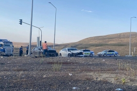 Hamur Işıklı Kavşakta Kaza İki Araç Çarpıştı