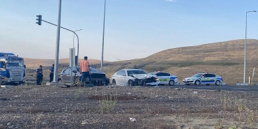 Hamur işıklı kavşakta kaza İki araç Çarpıştı