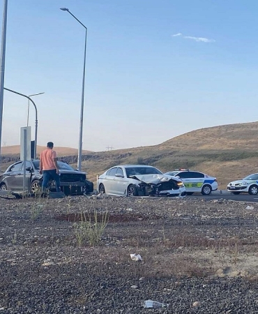 Hamur işıklı kavşakta kaza İki araç Çarpıştı
