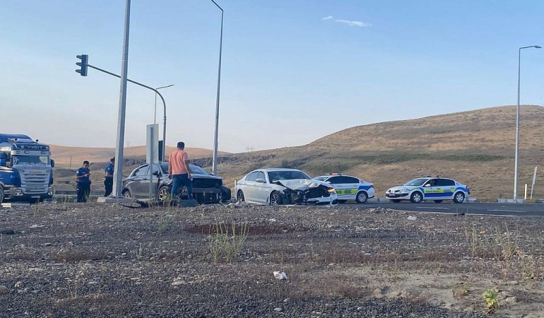 Hamur işıklı kavşakta kaza İki araç Çarpıştı