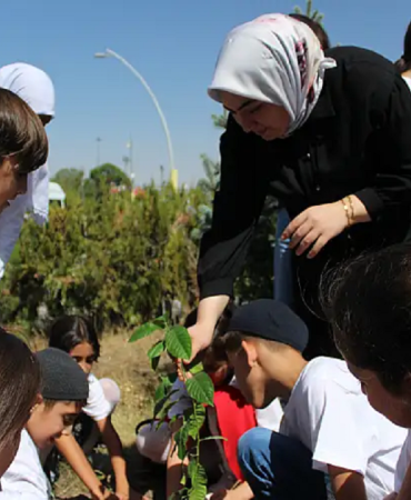 TÜgva fidan dikimi Öğrenciler doğaya katkıda bulundu