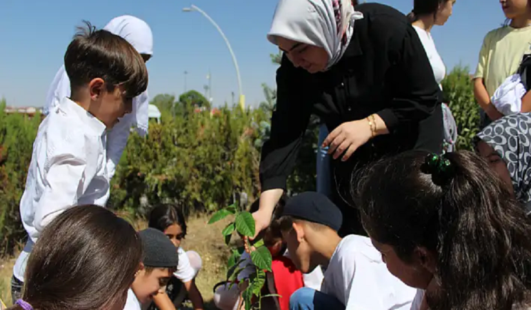 TÜgva fidan dikimi Öğrenciler doğaya katkıda bulundu