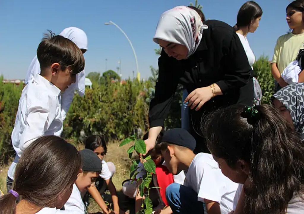 TÜGVA Fidan Dikimi Öğrenciler Doğaya Katkıda Bulundu