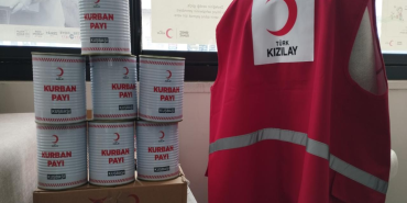 Kızılay giyim yardımı ile doğubayazıt'ta mutluluk dağıtıyor