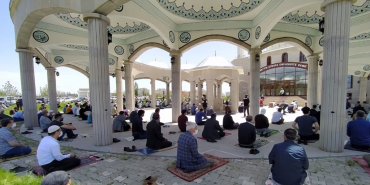 Ağrı cuma namazı geleneği açık havada devam ediyor