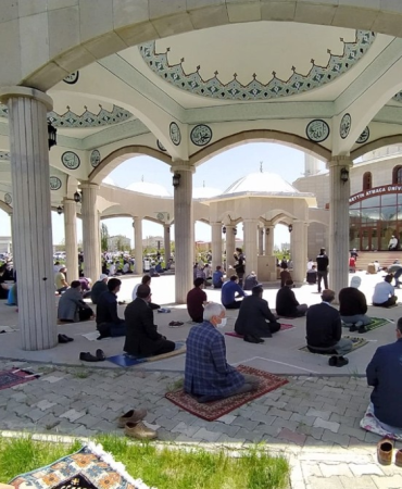 Ağrı cuma namazı geleneği açık havada devam ediyor