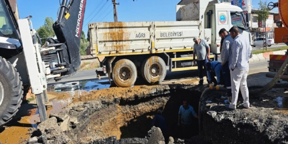 Ağrı Su Arızası Yeni Van Caddesinde Hızlı Müdahale