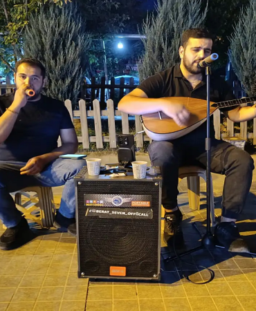 Cumhuriyet caddesi sokak müziği İle Şehri renklendiriyor