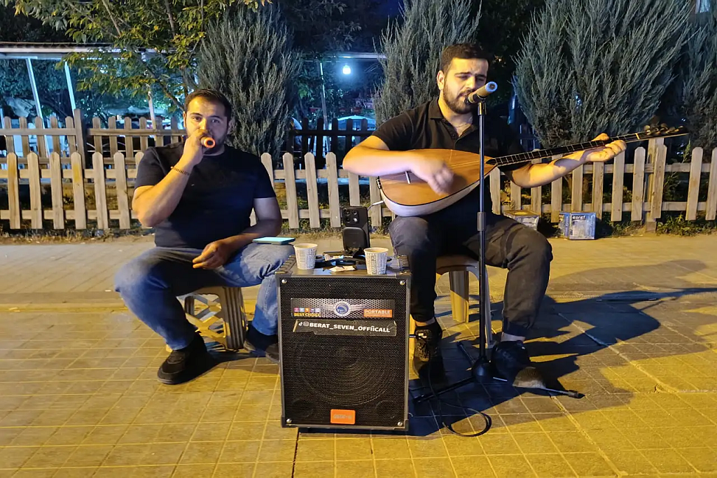 Cumhuriyet Caddesi Sokak Müziği İle Şehri Renklendiriyor