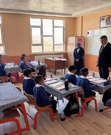 Diyadin kaymakamı ziyareti ile Öğrencilere destek