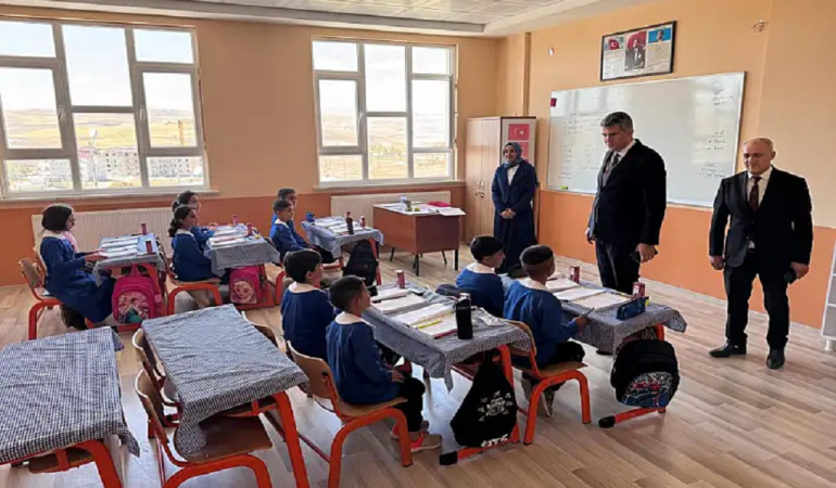 Diyadin kaymakamı ziyareti ile Öğrencilere destek