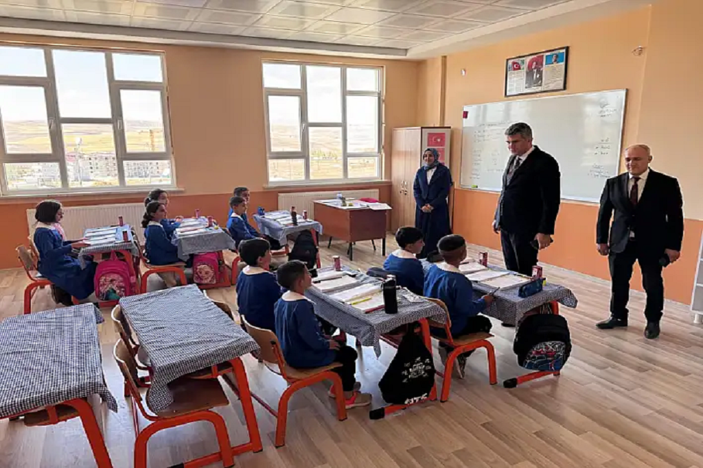 Diyadin Kaymakamı Ziyareti ile Öğrencilere Destek