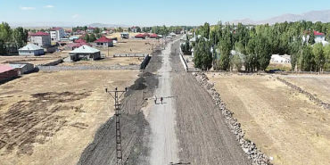 Patnos Yol Çalışması Elektrik Direkleri Nedeniyle Gecikiyor