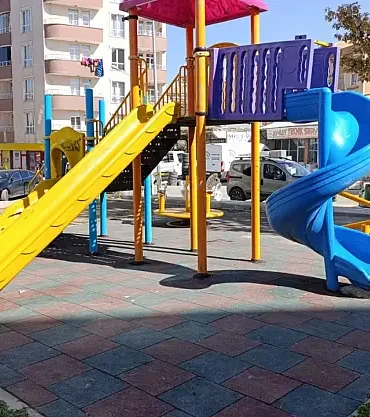 Bahçelievler çocuk parkı zemin yenileme güvenli oyun alanı