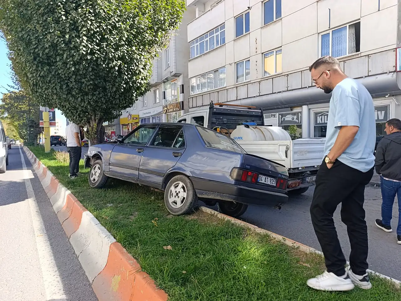 Refüje çıkan araç kazası ağrıda direksiyon kaybı - diyadin haber Refüje çıkan araç kazası ağrı'da direksiyon kaybı